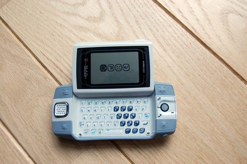 Illustration for article titled Unboxed: Our Shots of the Sidekick iD